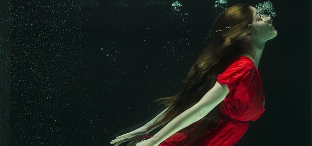 mulher_com_vestido_vermelho_sob_a_agua_1_1024_2500