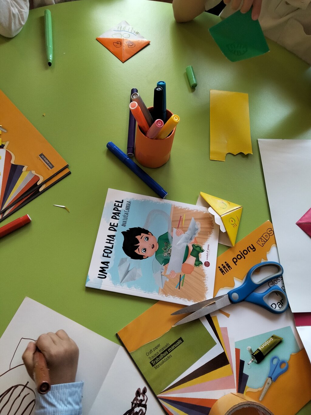 HORA DO CONTO E OFICINA DE ARTES NA BIBLIOTECA MUNICIPAL