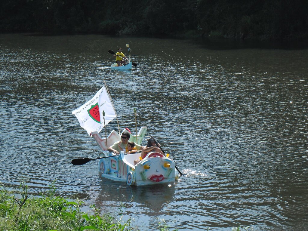 Descida do rio Vouga com barcos improvisados