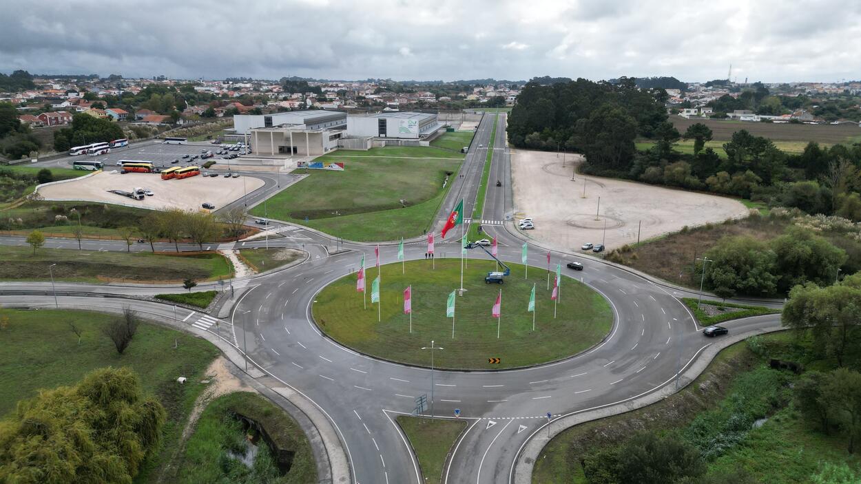 Capital Portuguesa da Cultura celebra Portugal com uma nova Bandeira Nacional no centro da Cidade...