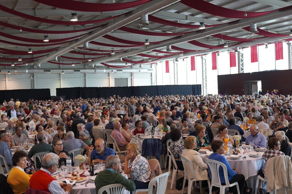 1.200 seniores no almoço 65 em Festa