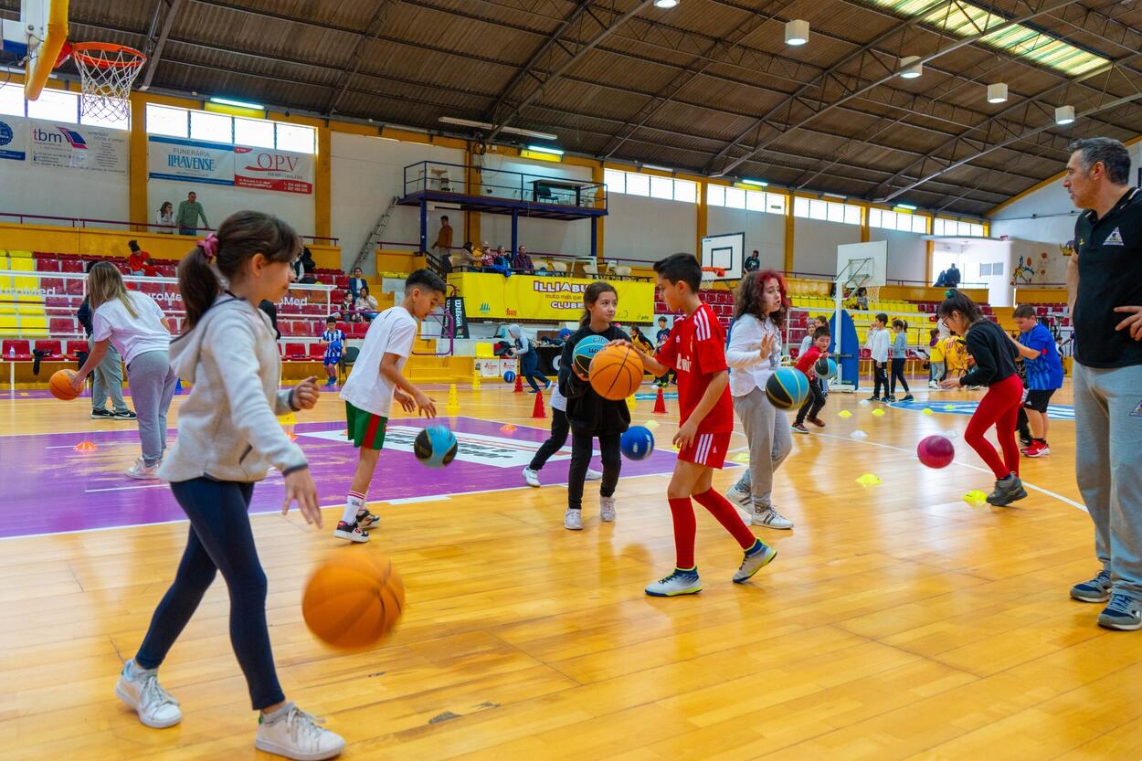 XIII Encontro de Minibasquete junta 500 alunos do 1.º Ciclo do Ensino Básico 