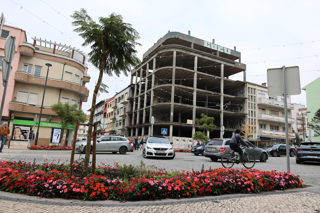 Câmara de Aveiro saúda acordo que permite concluir prédio na Avenida Dr. Lourenço Peixinho