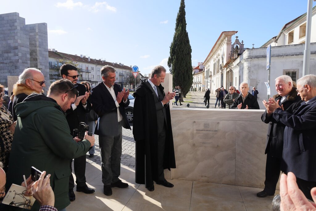 Câmara de Aveiro inaugura projeto de Siza Vieira do Adro da Sé e Monumento Evocativo da Muralha d...