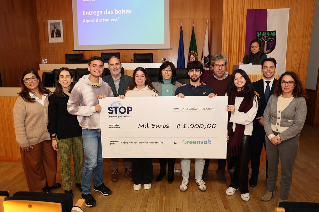 Entrega de bolsas de estudo a jovens de Anadia