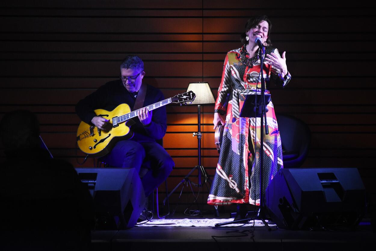 LILIAN RAQUEL HOMENAGEOU ELIS REGINA NA COMUR-MUSEU MUNICIPAL