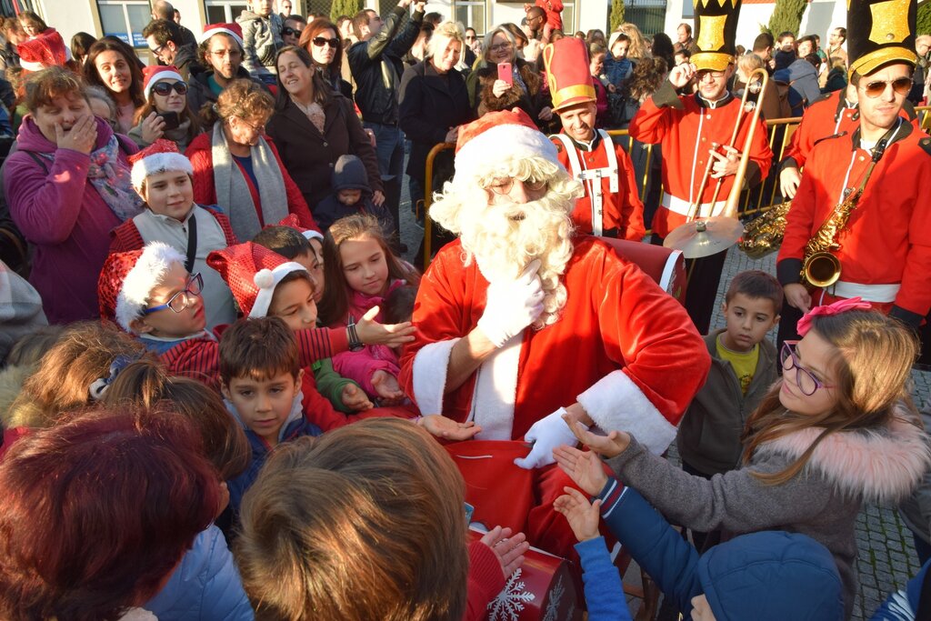 Pai Natal “aterra” n’ A Praça com soldadinhos de chumbo e estrelas cintilantes