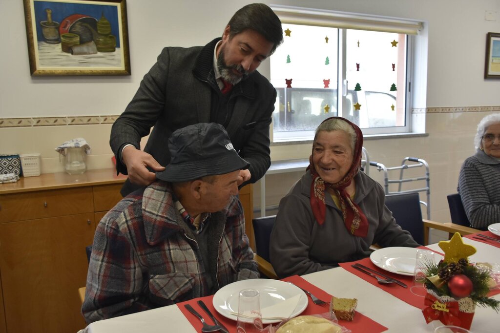 CÂMARA MUNICIPAL OFERECEU LEMBRANÇA AOS IDOSOS DAS IPSSs