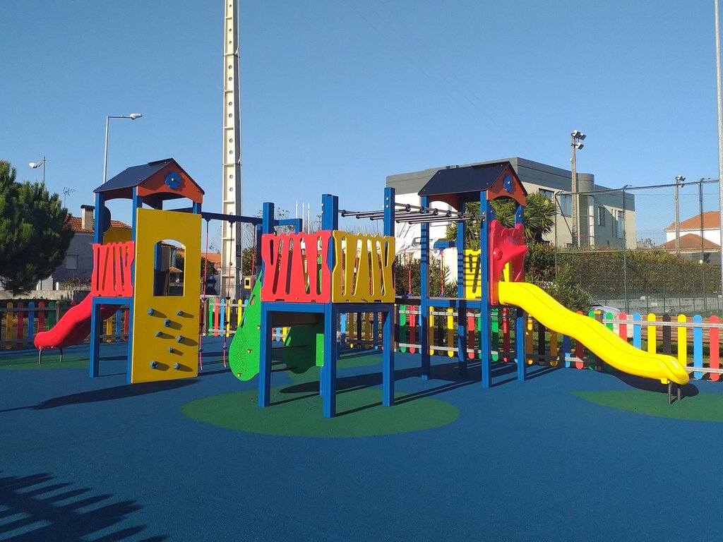 Parques Infantis de Bustos, Oiã (Parque do Vieiro) e Oliveira do Bairro (Parque Desportivo) inter...