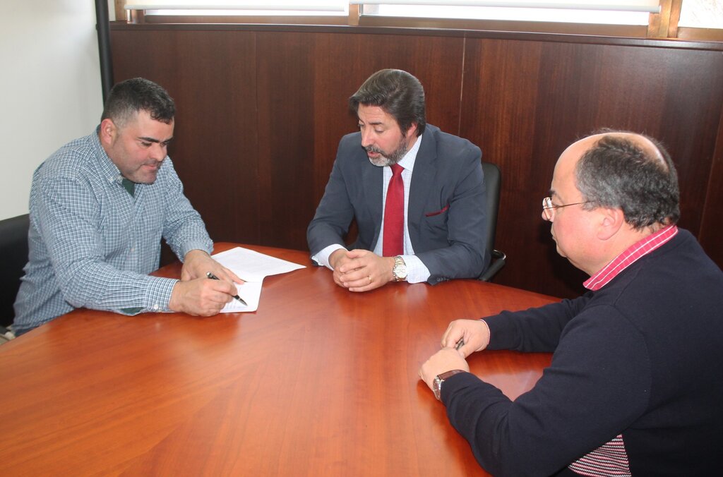 ASSINADO O CONTRATO DA EMPREITADA DE BENEFICIAÇÃO E AMPLIAÇÃO DA ESCOLA PRIMÁRIA DO MONTE